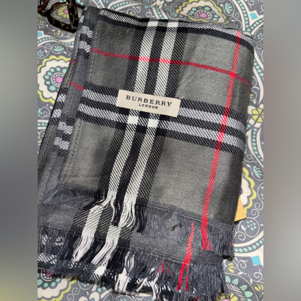 Burberry The Classic Vintage Check Cashmere Scarf for Women - Pewter Gray - Picture 2 of 5